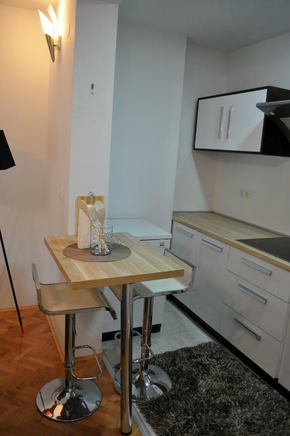 Apartman Dina Apartment Tuzla Exterior photo